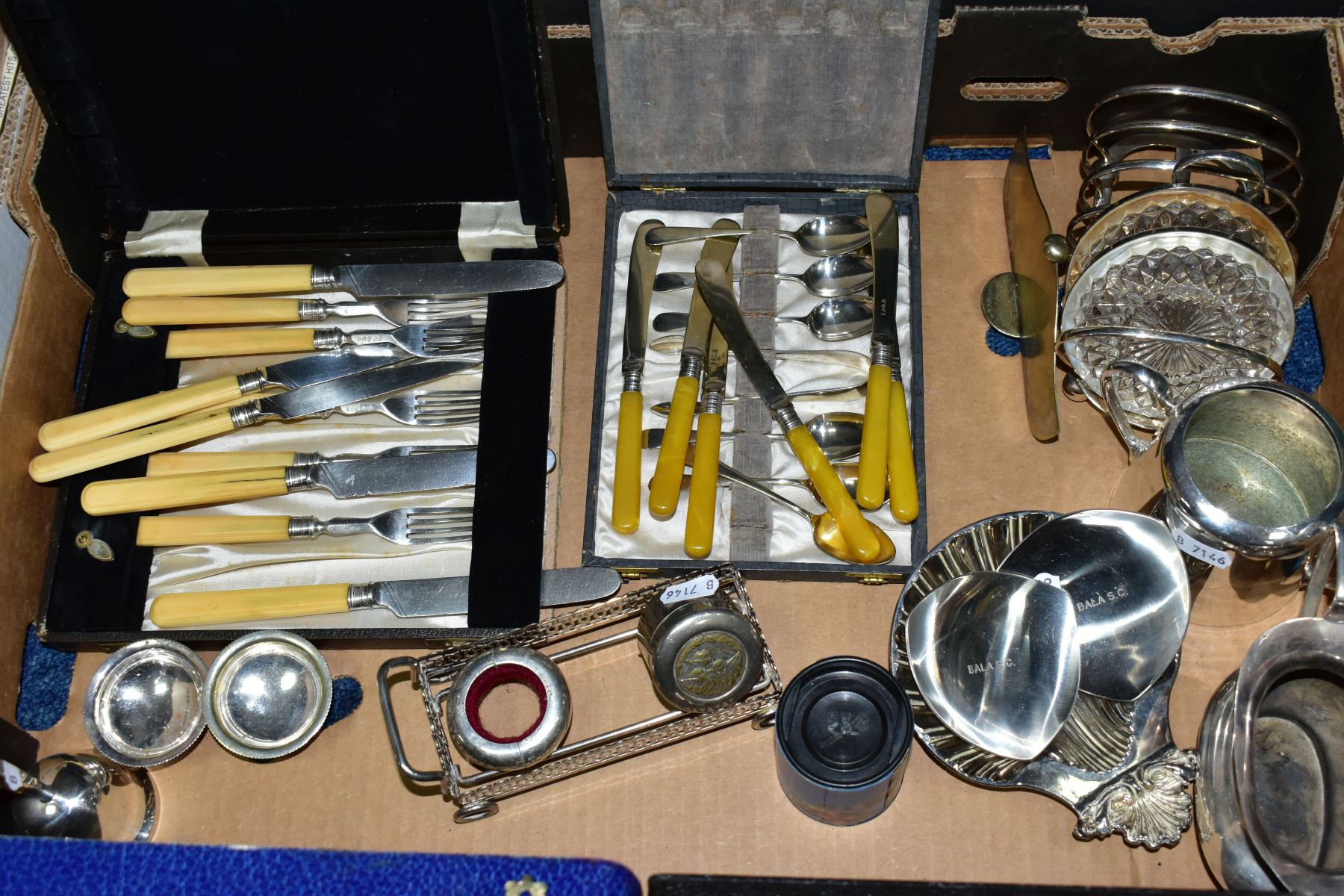 TWO BOXES OF SILVER PLATE AND STAINLESS STEEL etc, including cased and loose cutlery and flatware, a - Image 2 of 4