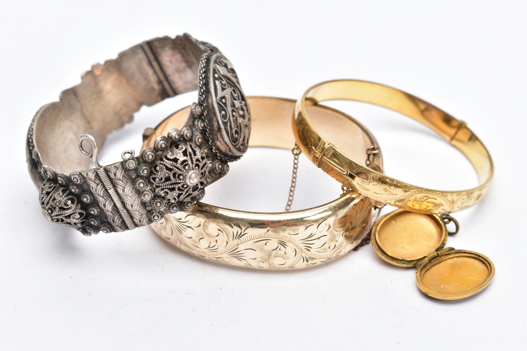 FOUR ITEMS OF JEWELLERY, to include two hinged rolled gold bangles, a hinged continental bangle - Bild 3 aus 3