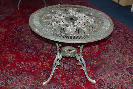 A GREEN METAL GARDEN TABLE, diameter approximately 31 inches