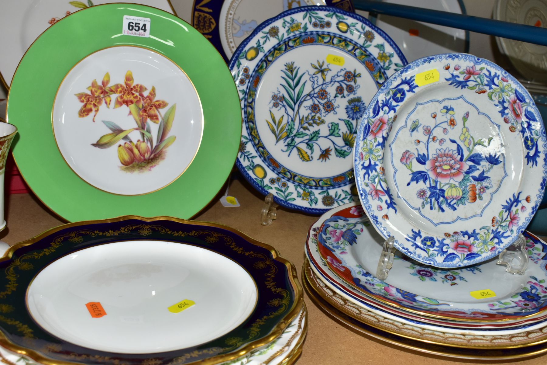 A QUANTITY OF SPODE AND COPELAND PLATES, MUGS, VASES, etc, including commemorative and Royal - Image 3 of 6