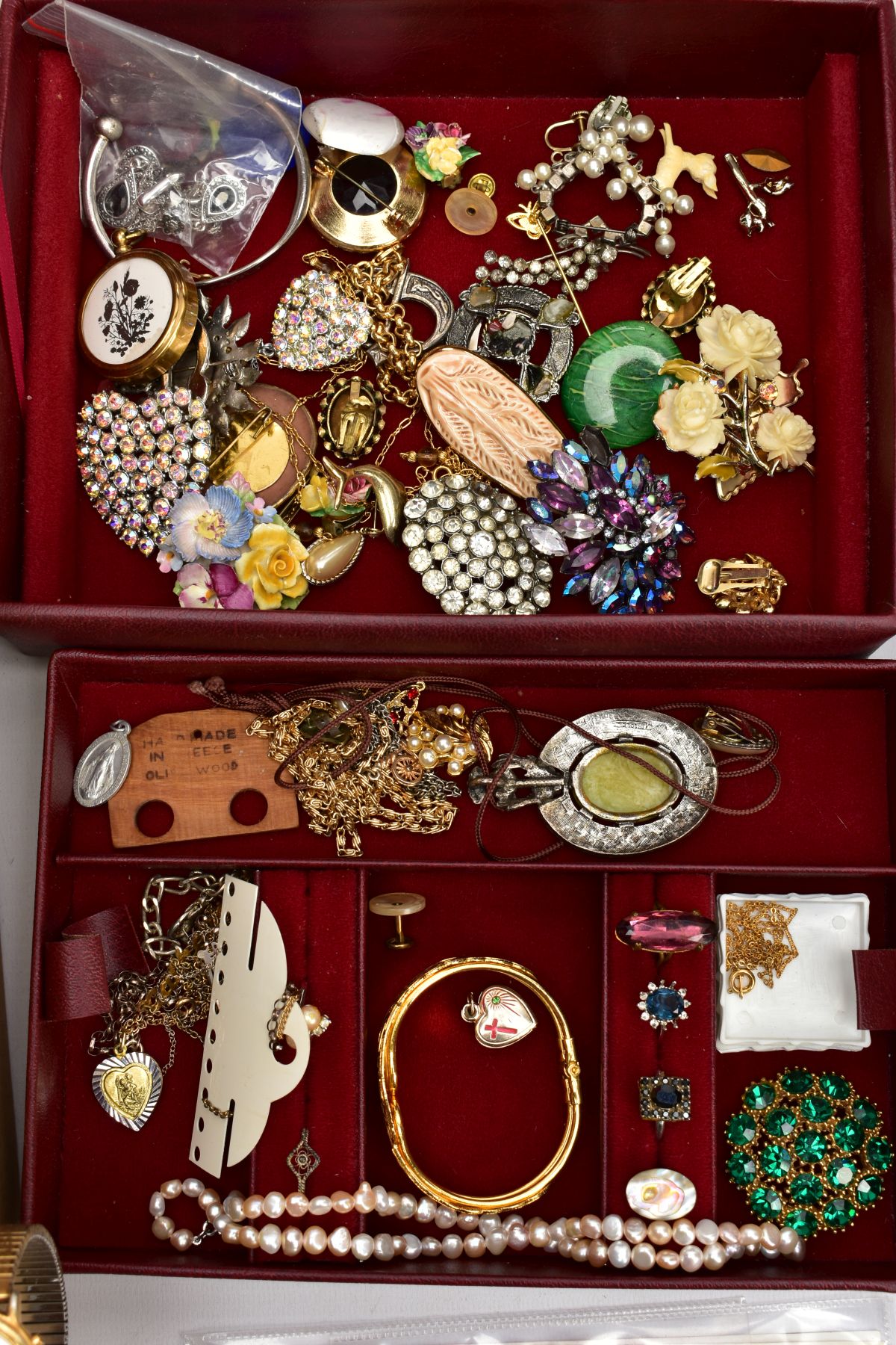 A BOX OF MISCELLANEOUS ITEMS, to include foreign currency in notes, British coins, costume jewellery - Image 2 of 6