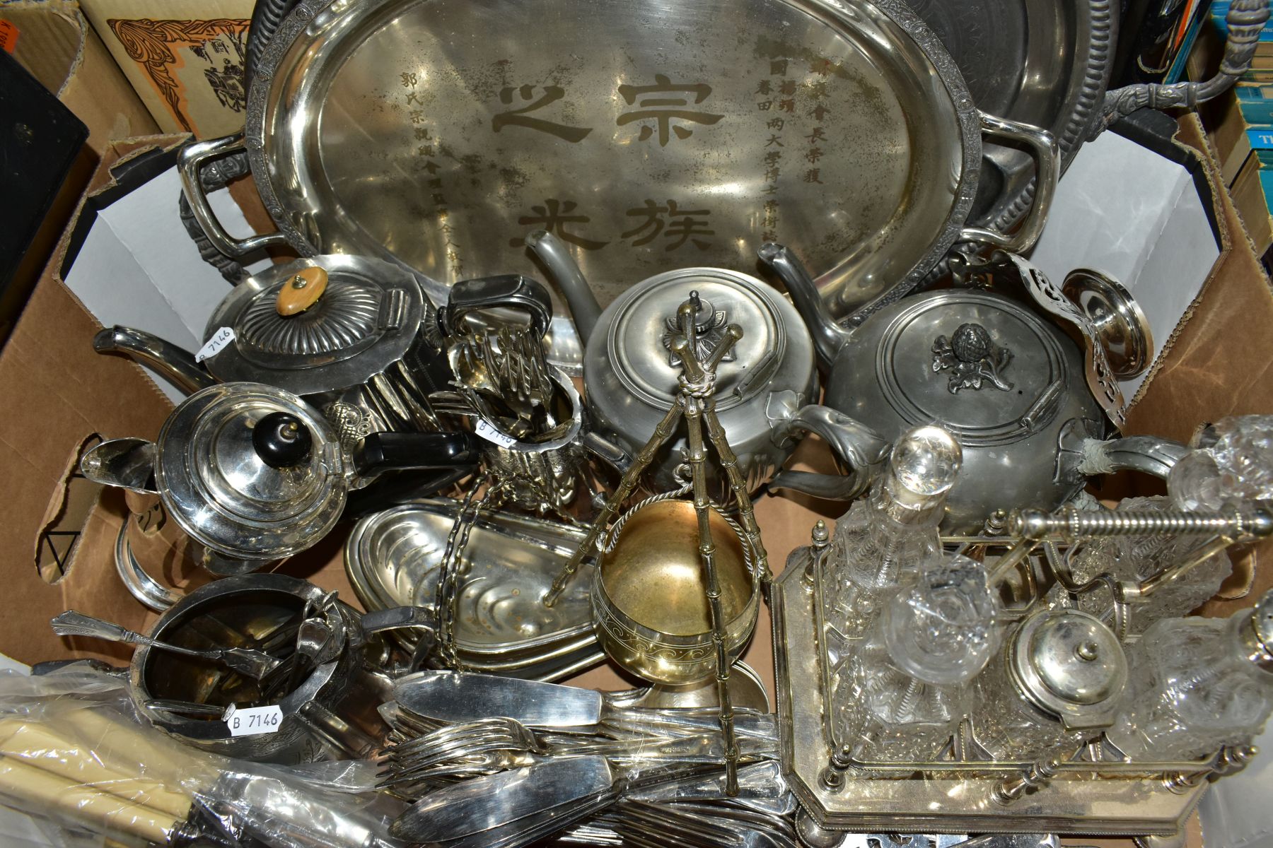 TWO BOXES OF SILVER PLATE AND STAINLESS STEEL etc, including cased and loose cutlery and flatware, a - Image 4 of 4