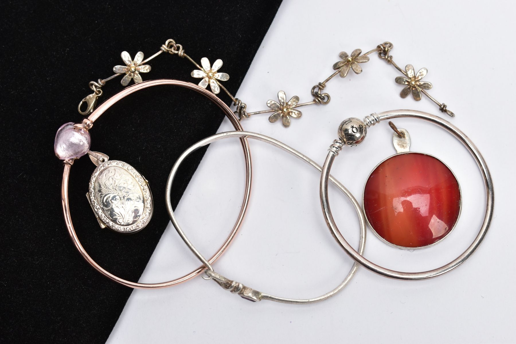 A SELECTION OF SILVER AND WHITE METAL JEWELLERY, to include a Pandora bangle, a circular agate