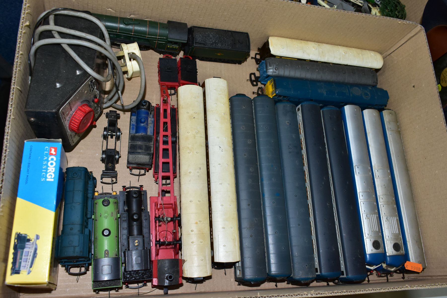 A QUANTITY OF UNBOXED AND ASSORTED 00 AND HO MODEL RAILWAY ITEMS, to include Tri-ang and Hornby A3 - Image 2 of 7