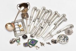 A SELECTION OF MAINLY SILVER AND WHITE METAL ITEMS, to include a pair of interlocking design