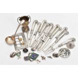 A SELECTION OF MAINLY SILVER AND WHITE METAL ITEMS, to include a pair of interlocking design