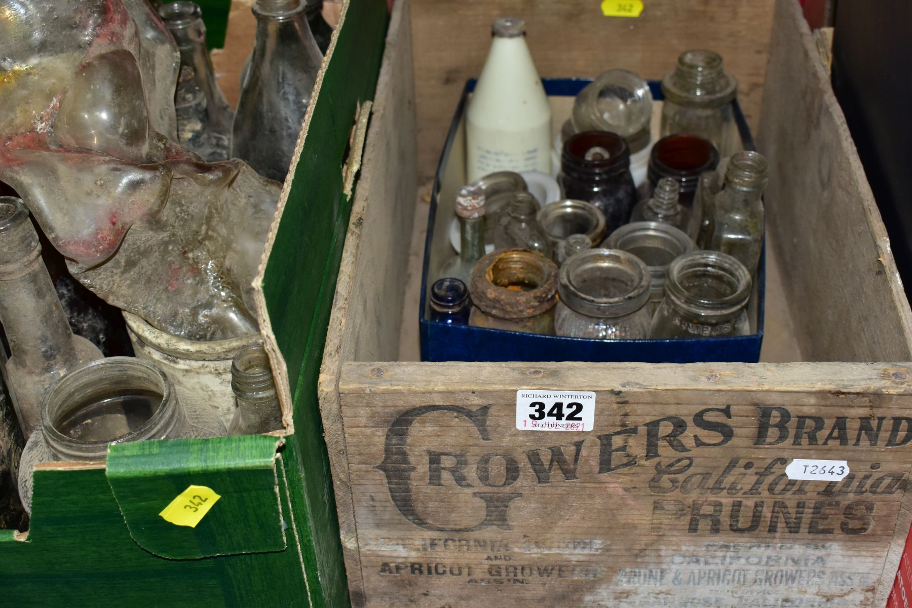 THREE BOXES GLASS BOTTLES, including ink bottles, etc (very dusty/dirty) - Bild 2 aus 9