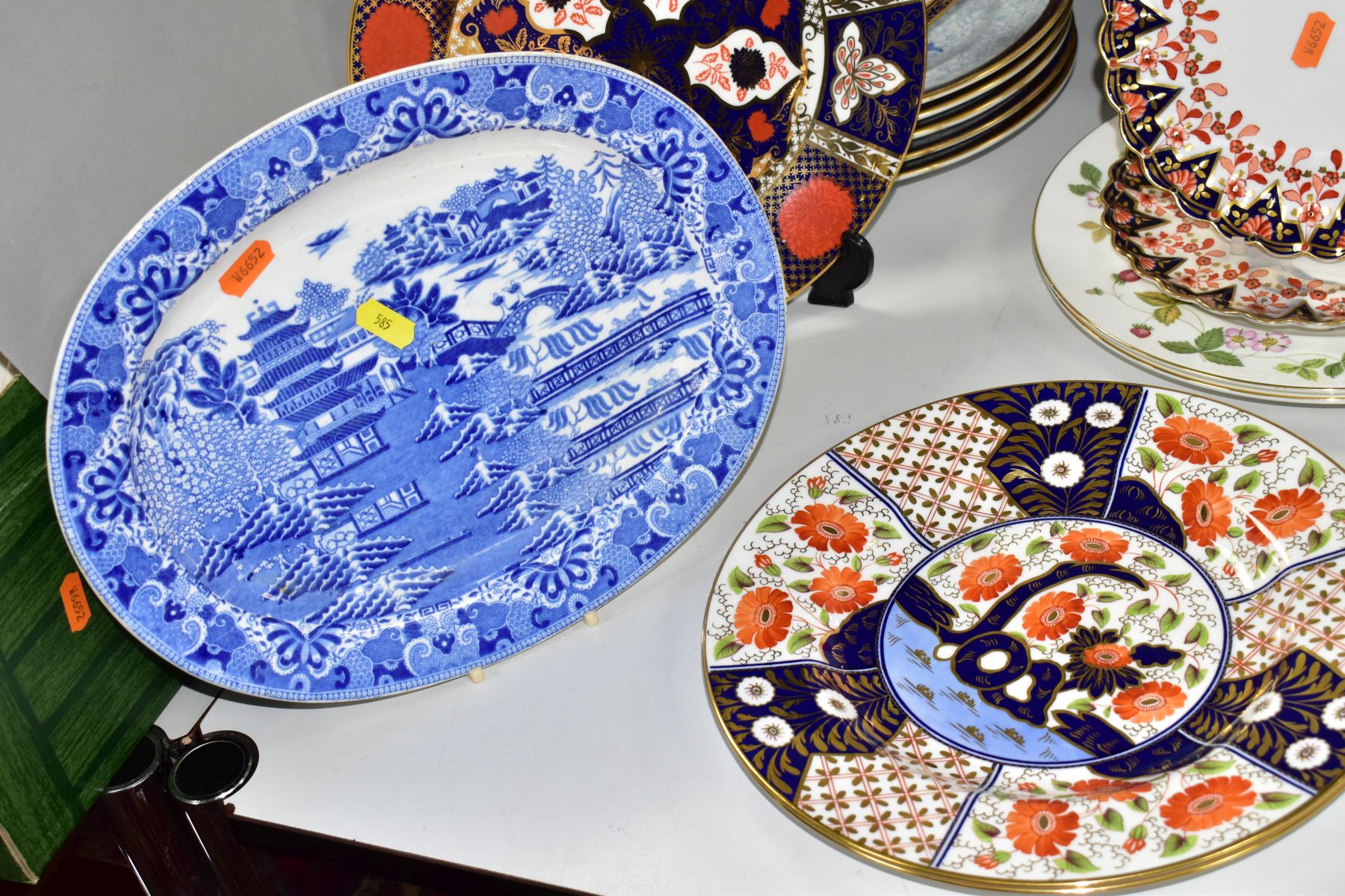 A COLLECTION OF 19TH AND 20TH CENTURY CABINET AND DINNER PLATES, comprising three Hicks & Meigh - Image 3 of 21