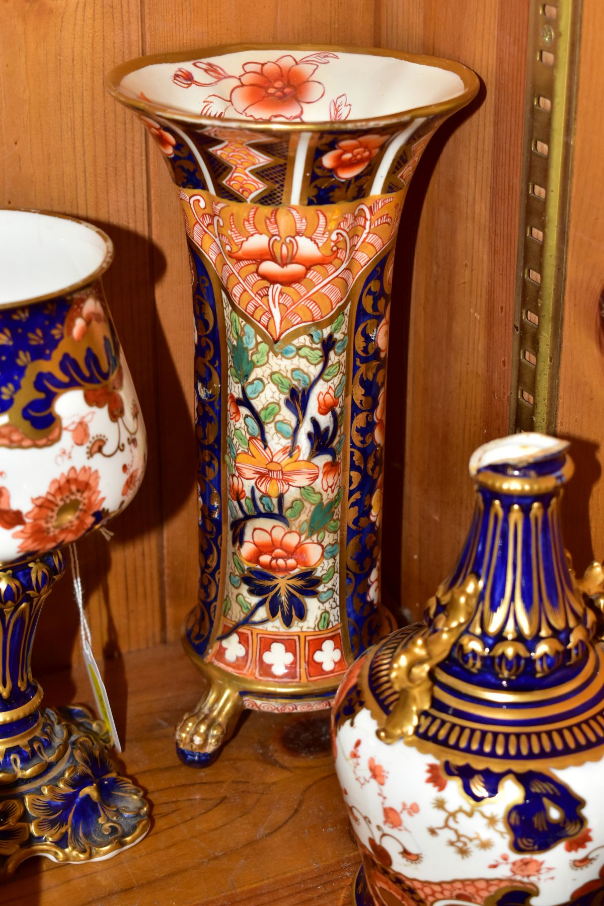 A COLLECTION OF SIX PIECES OF DERBY AND ROYAL CROWN DERBY IMARI PORCELAIN, comprising a vase with - Image 5 of 8