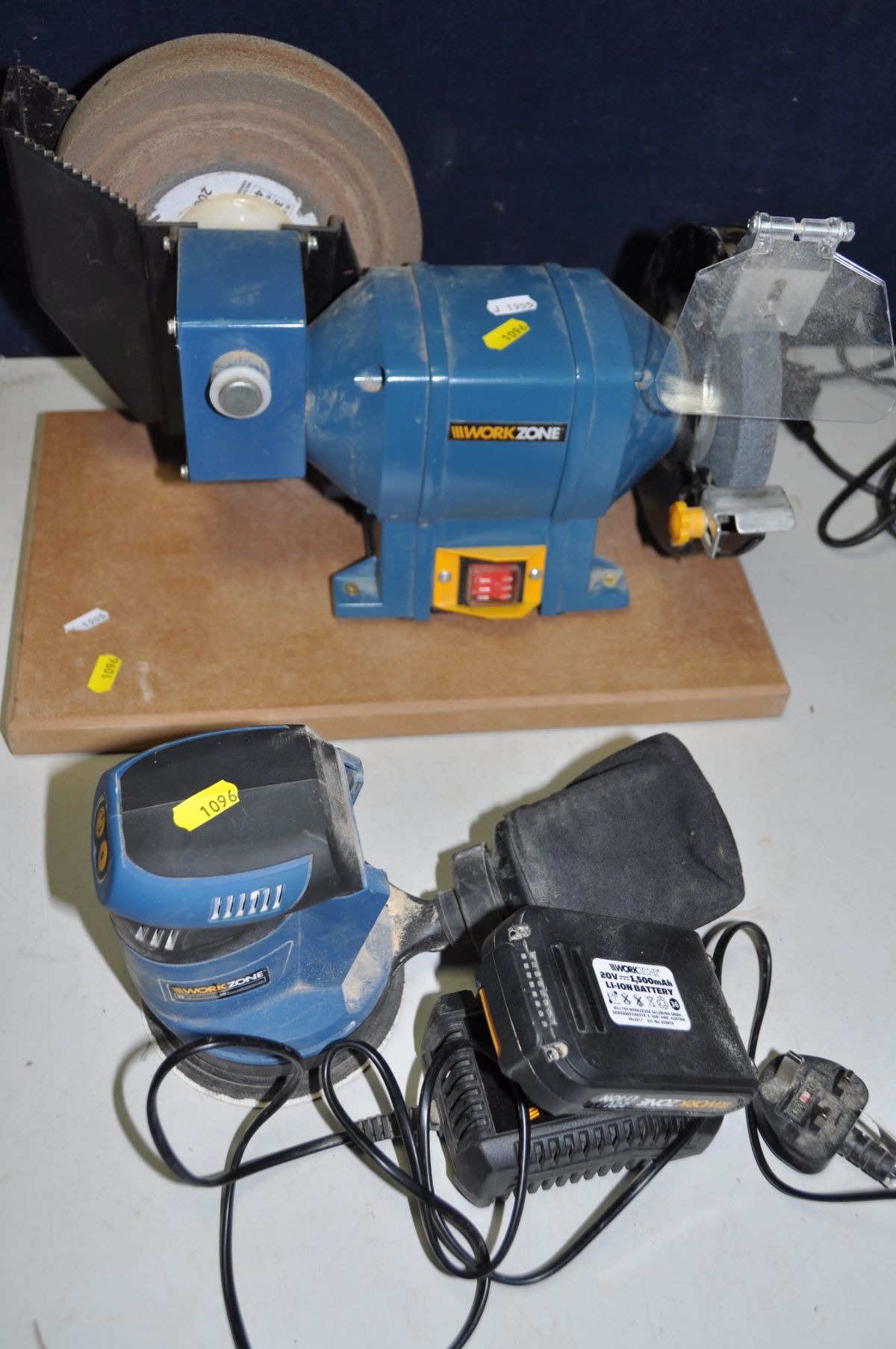 A MAKITA 6835D 12v AUTOMATIC SCREWDRIVER with one battery and charger, a Workzone 20v cordless - Image 4 of 4