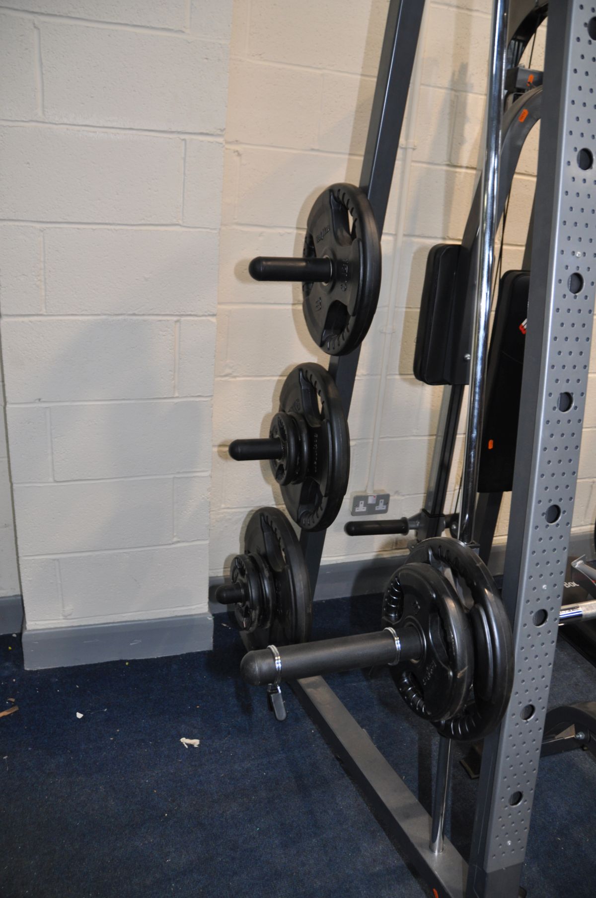 A BODYMAX CF380 SMITH MACHINE MULTI GYM with eighteen weight in pairs from 25kg to 2.5kgs and thirty - Image 3 of 7