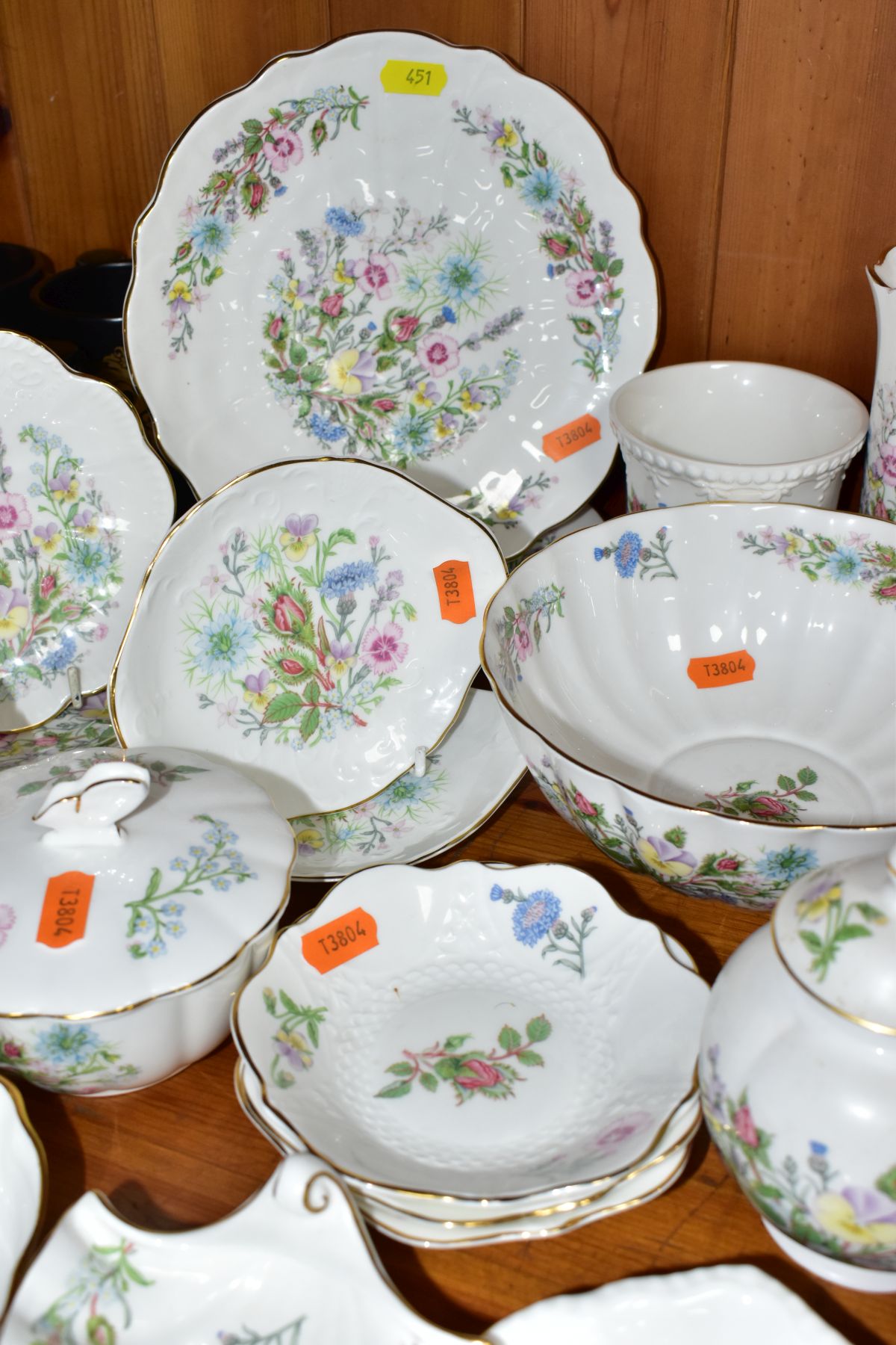 A COLLECTION OF AYNSLEY 'WILD TUDOR' PATTERN GIFTWARE, including bowls, pin dishesw, trinket - Image 7 of 8