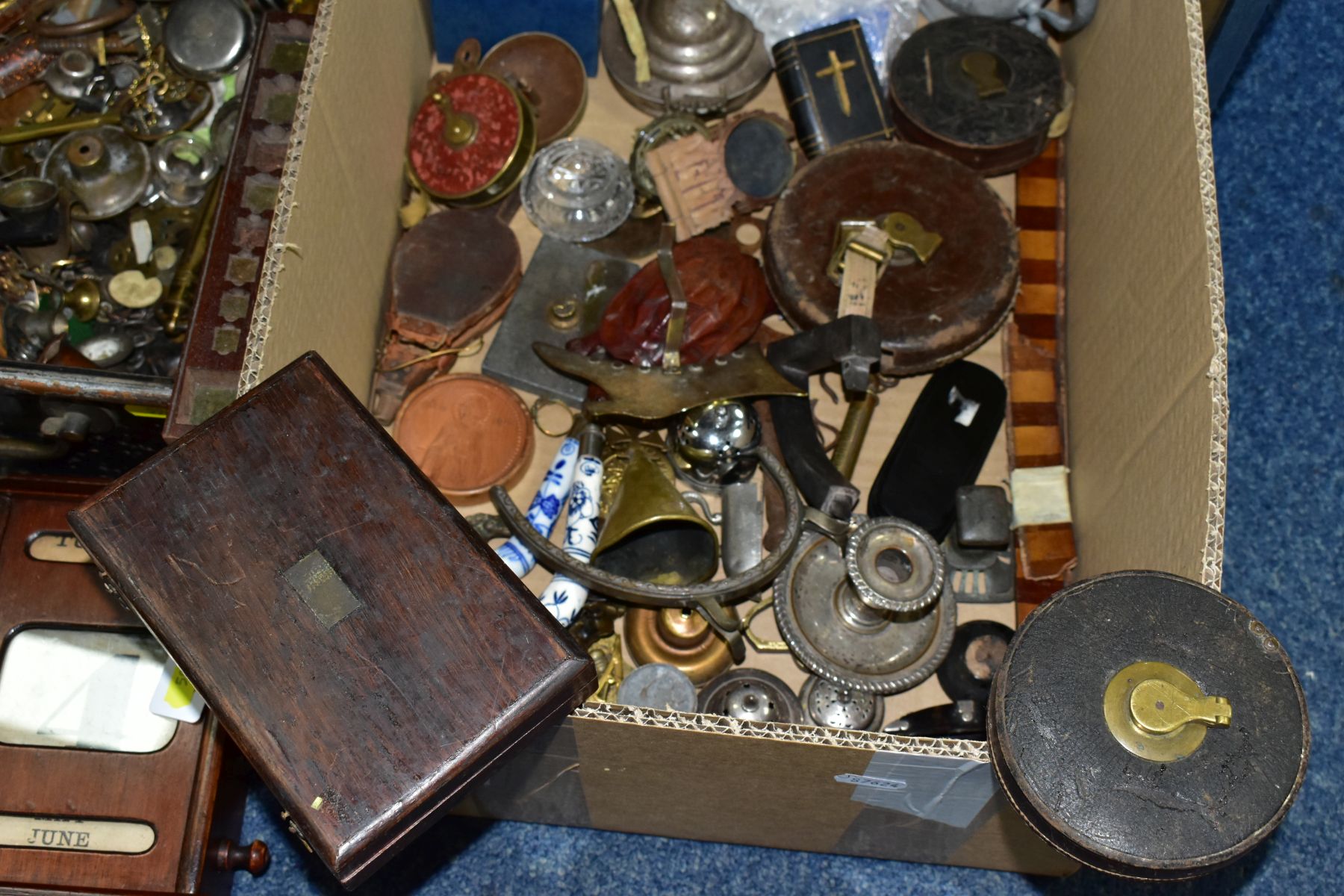 A BOX AND A TIN OF COLLECTABLES, METALWARES, ETC, including an Edwardian walnut cased perpetual - Image 4 of 10