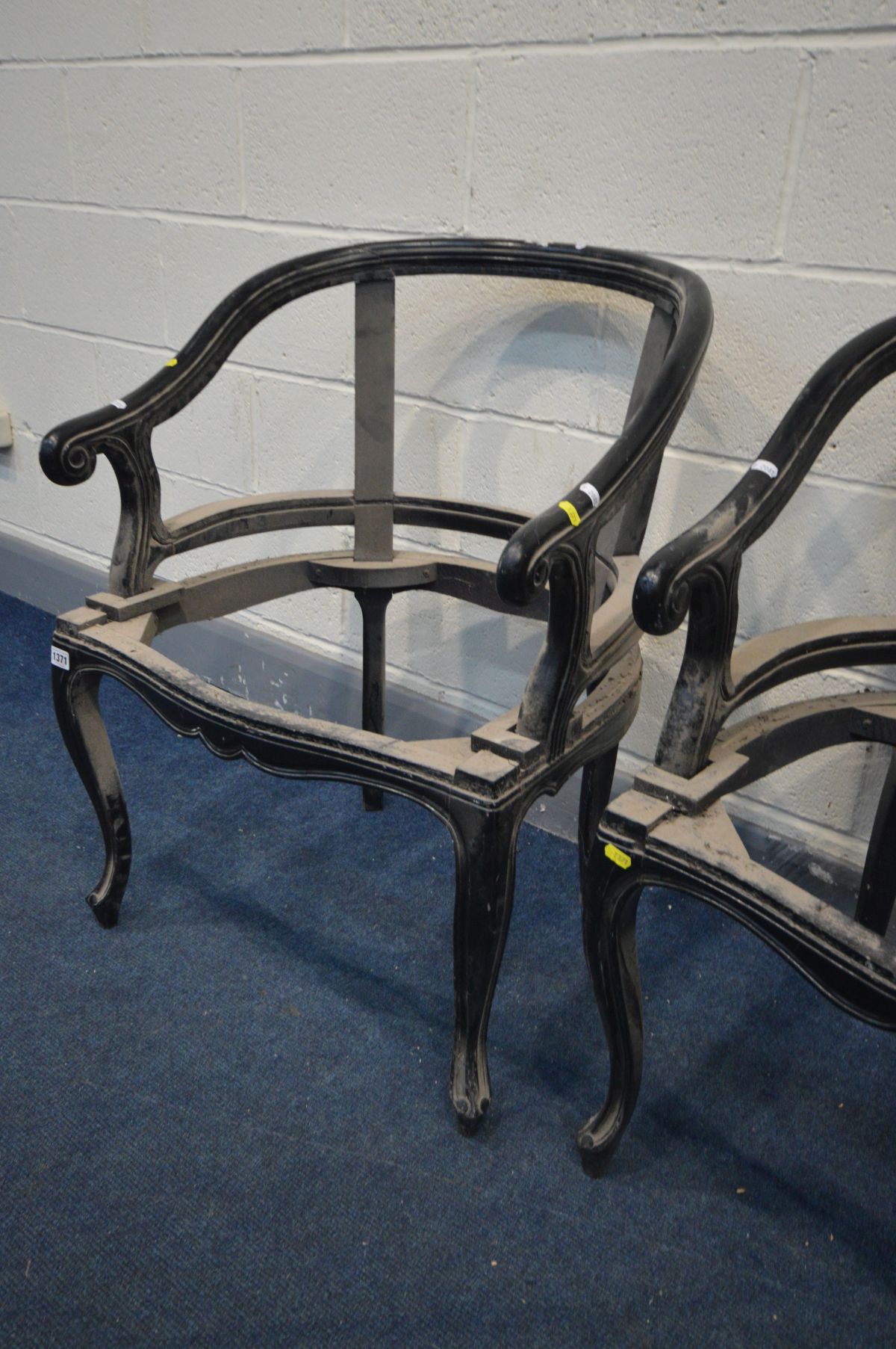 A PAIR OF EBONISED FRENCH STYLE TUB CHAIRS (no upholstery) along with an oak gate leg table and - Bild 2 aus 3