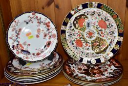 ELEVEN LATE 19TH CENTURY DERBY AND ROYAL CROWN DERBY PLATES IN A VARIETY OF IMARI PATTERNS,