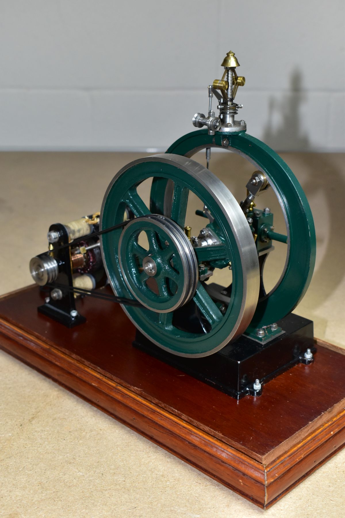 A CASED HANDBUILT SCALE MODEL OF A COOMBER LIVE STEAM ROTARY ENGINE OF 1876, not tested, powering - Image 3 of 4