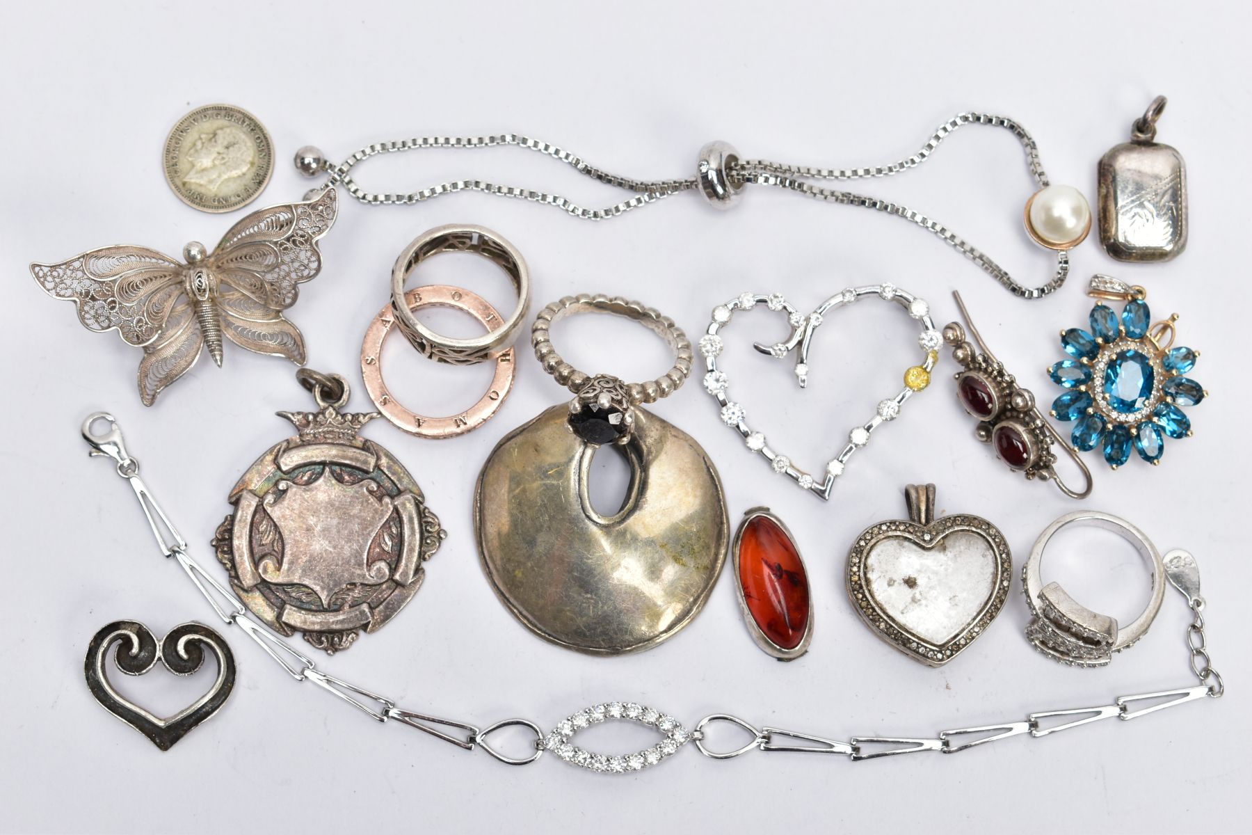 A SELECTION OF SILVER AND WHITE METAL JEWELLERY, to include a Thomas Sabo heart pendant, a Thomas