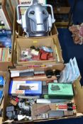 A QUANTITY OF ASSORTED MODEL RAILWAY ITEMS, assorted items to include several Bachmann and other Hoe