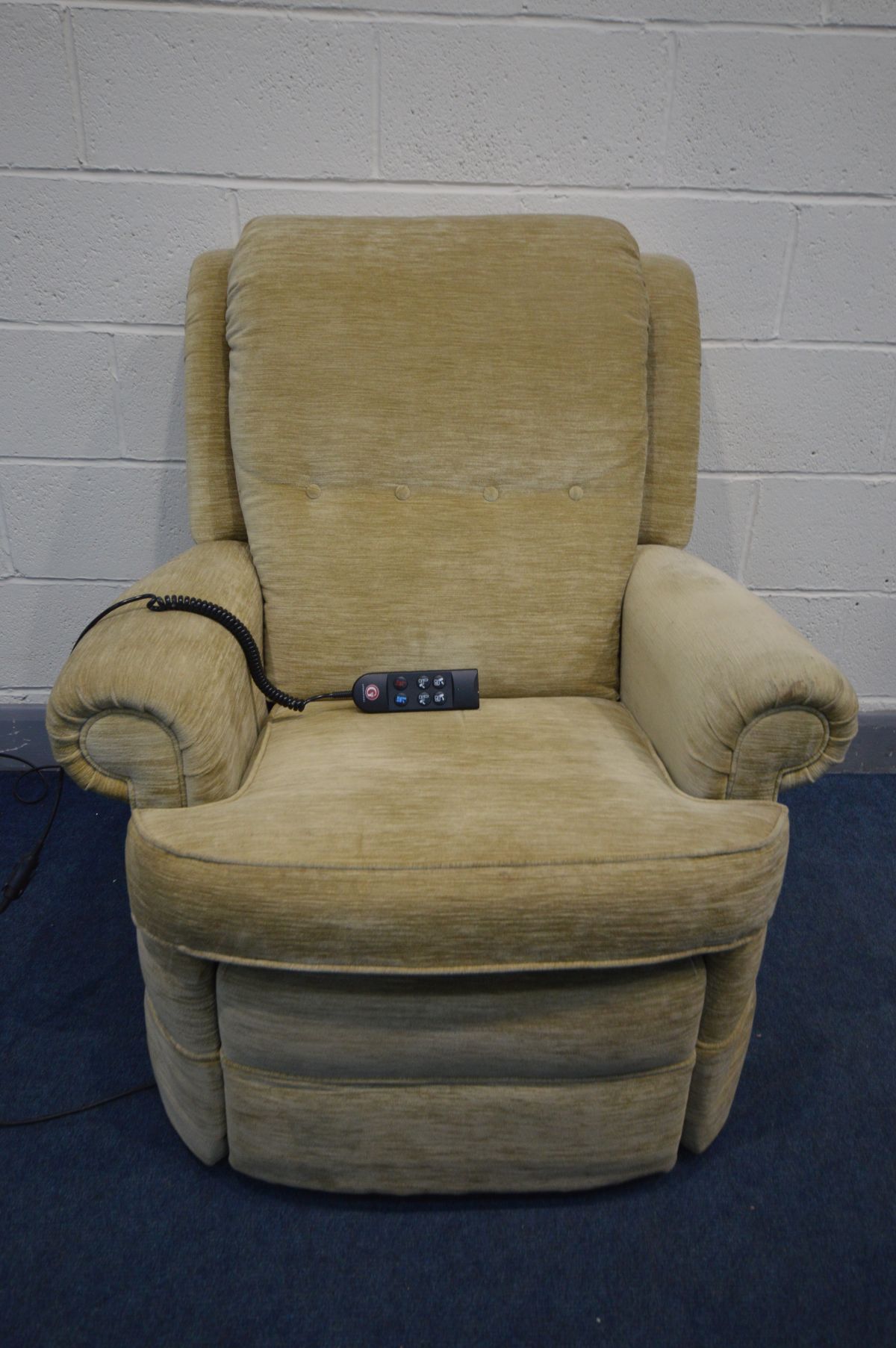 A G PLAN BEIGE UPHOLSTERED ELECTRIC RISE AND RECLINE ARMCHAIR (PAT pass and working) - Image 2 of 5