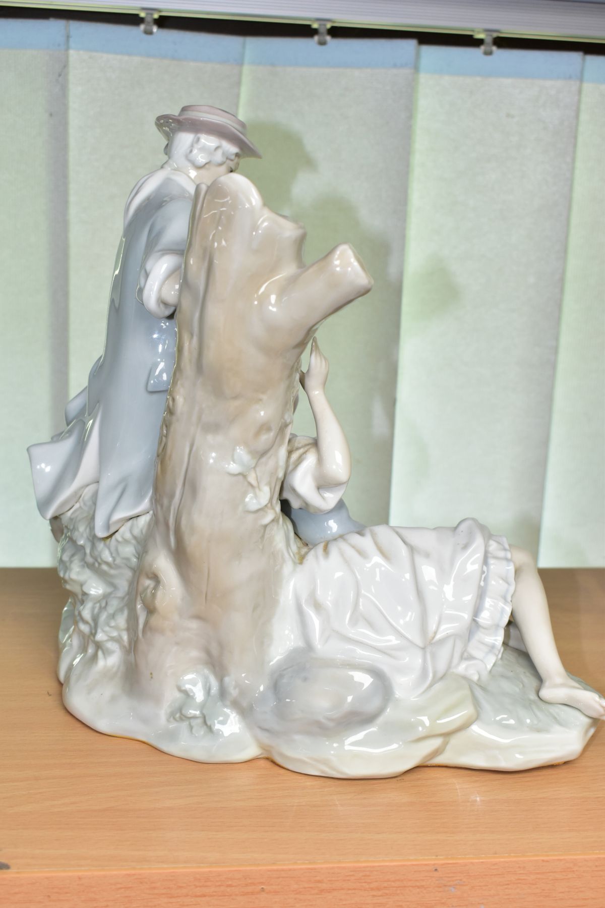 A LARGE LLADRO FIGURE GROUP 'Romantic Couple' No.4662, depicting gentlemen feeding grapes to a - Image 3 of 5