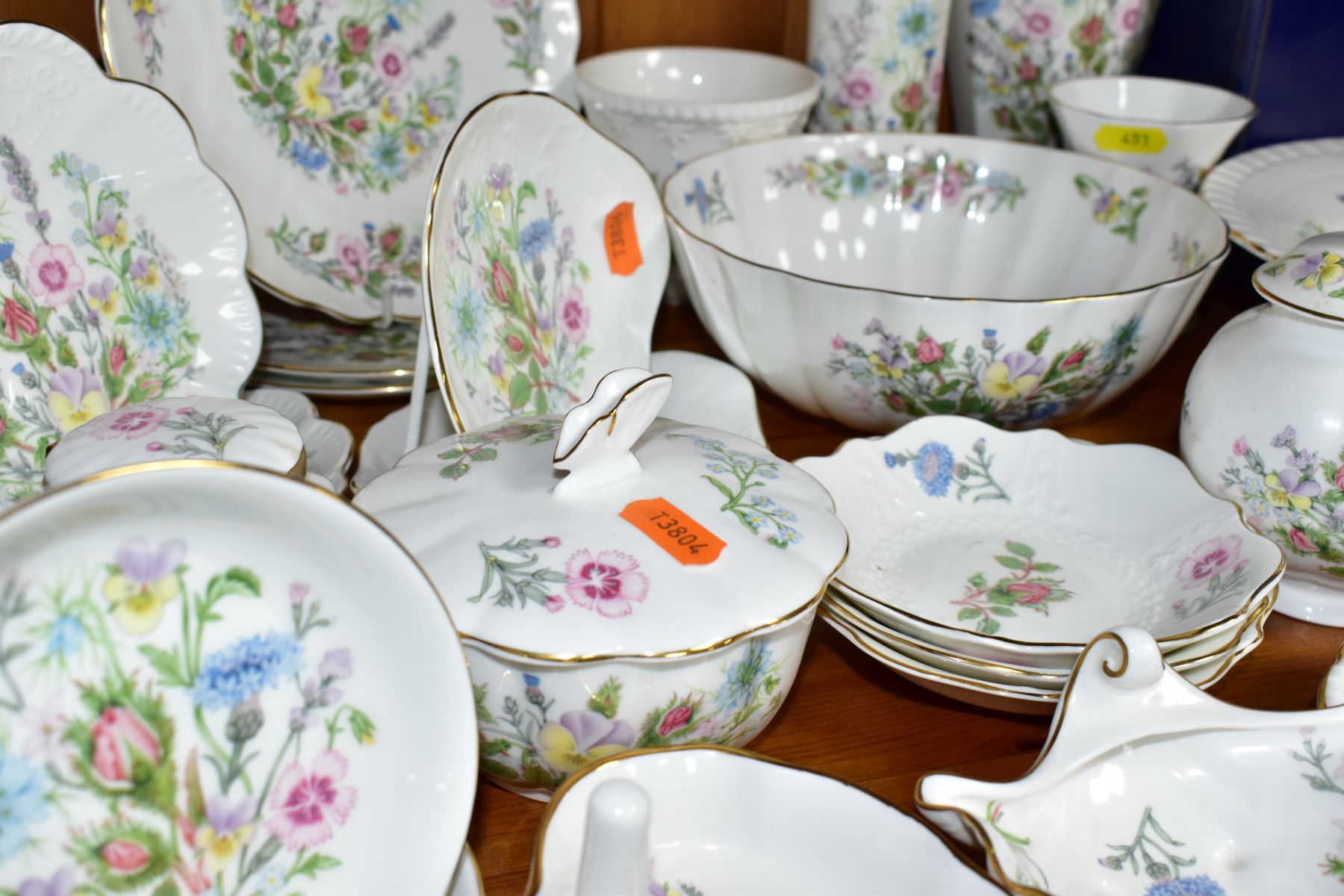 A COLLECTION OF AYNSLEY 'WILD TUDOR' PATTERN GIFTWARE, including bowls, pin dishesw, trinket - Image 8 of 8