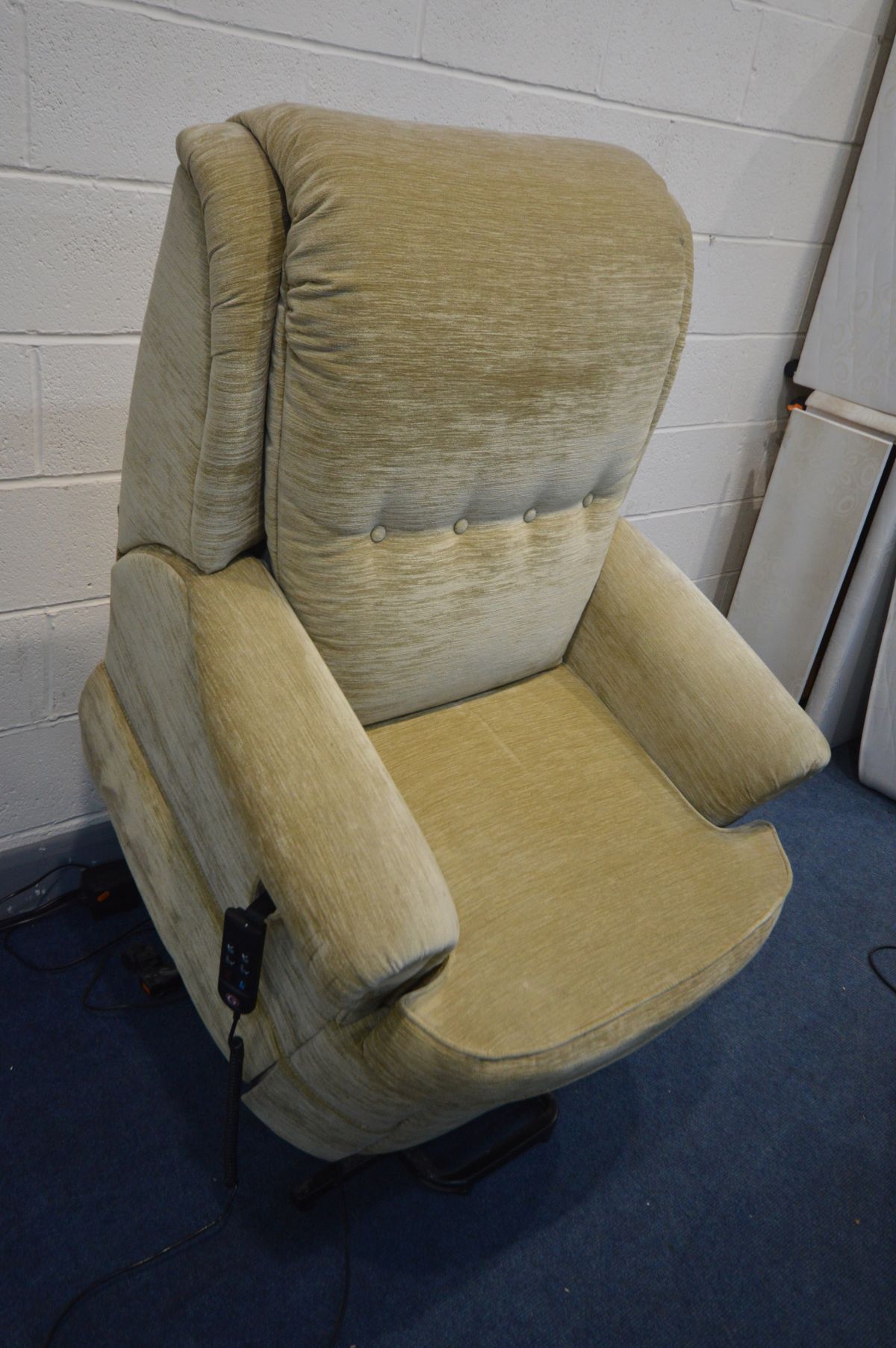 A G PLAN BEIGE UPHOLSTERED ELECTRIC RISE AND RECLINE ARMCHAIR (PAT pass and working) - Image 4 of 5