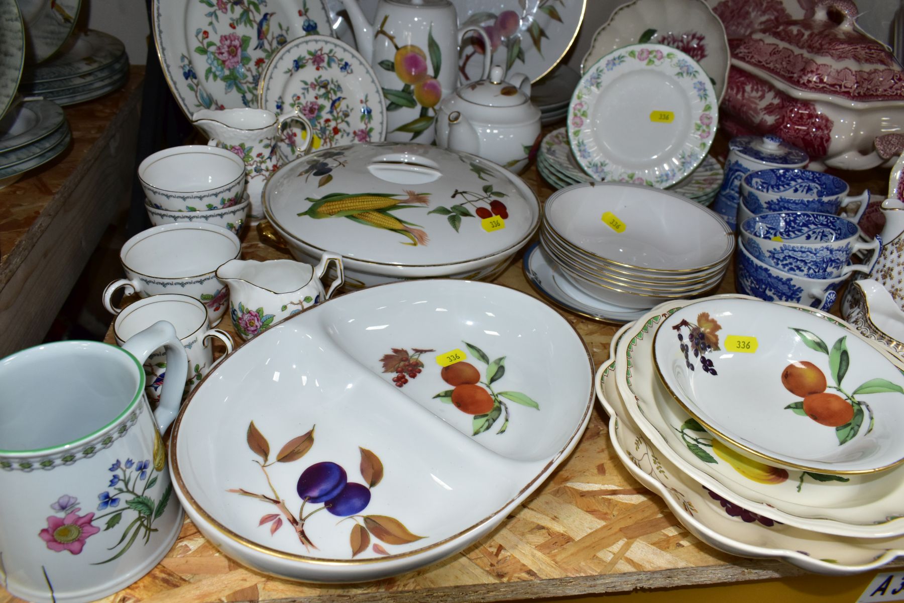 VARIOUS CERAMIC TABLEWARES, to include Masons 'Vista' soup tureen and cover, two 27cm plates, a soup - Image 3 of 9