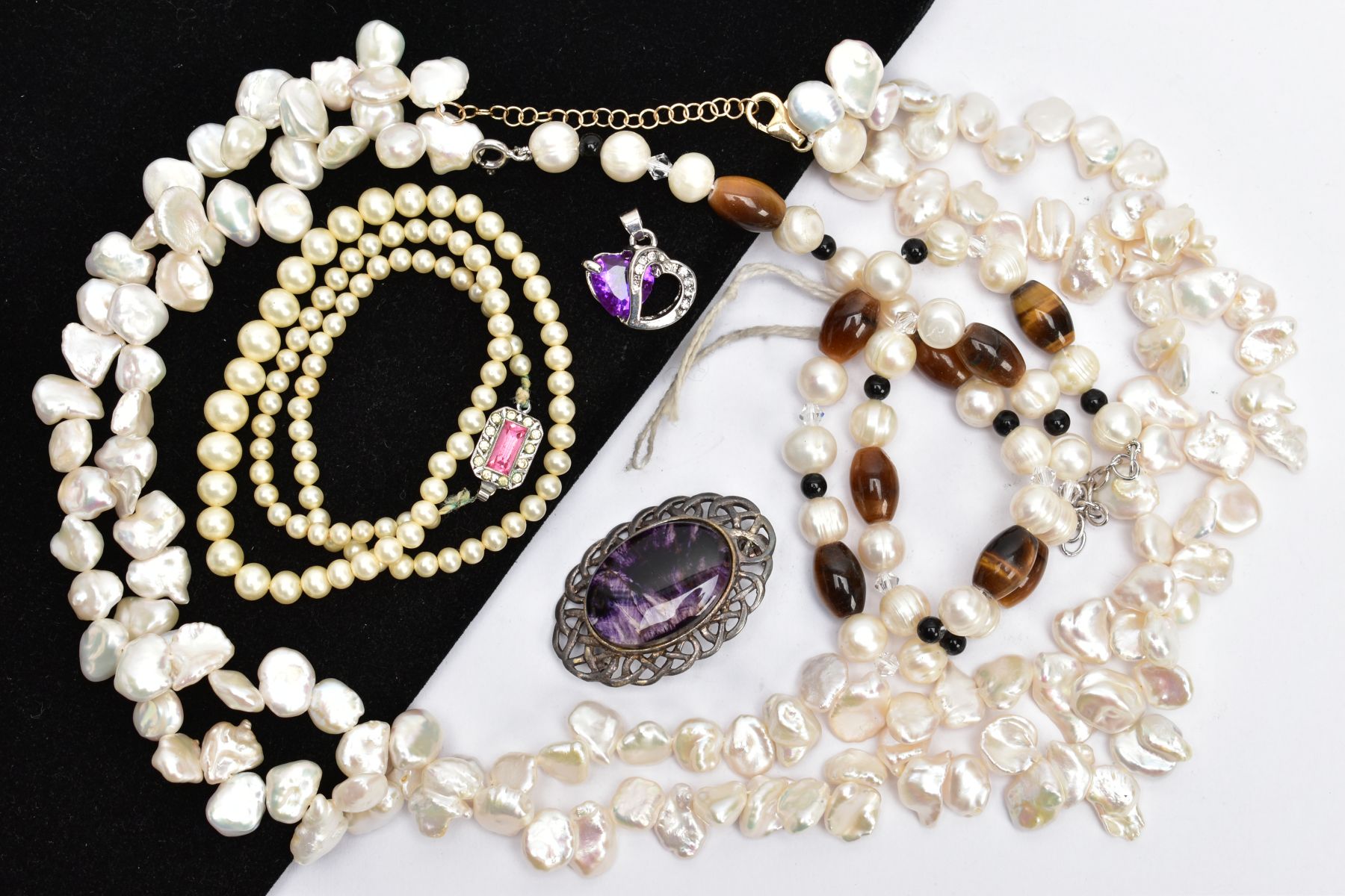 A SELECTION OF JEWELLERY, to include a Blue John cabochon brooch, a tigers eye and cultured pearl