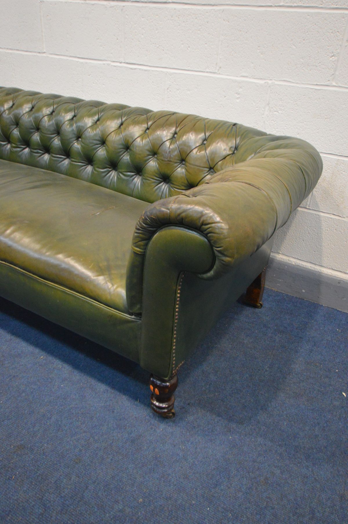 A VICTORIAN GREEN LEATHER CHESTERFIELD SEETEE, sprung seated on mahogany turned legs (condition - - Bild 2 aus 5