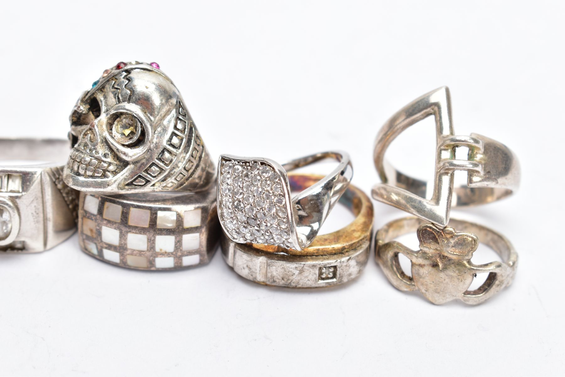 NINE RINGS, to include an inlaid mother of pearl ring, a skull ring, a Claddagh ring etc., many with - Bild 3 aus 3