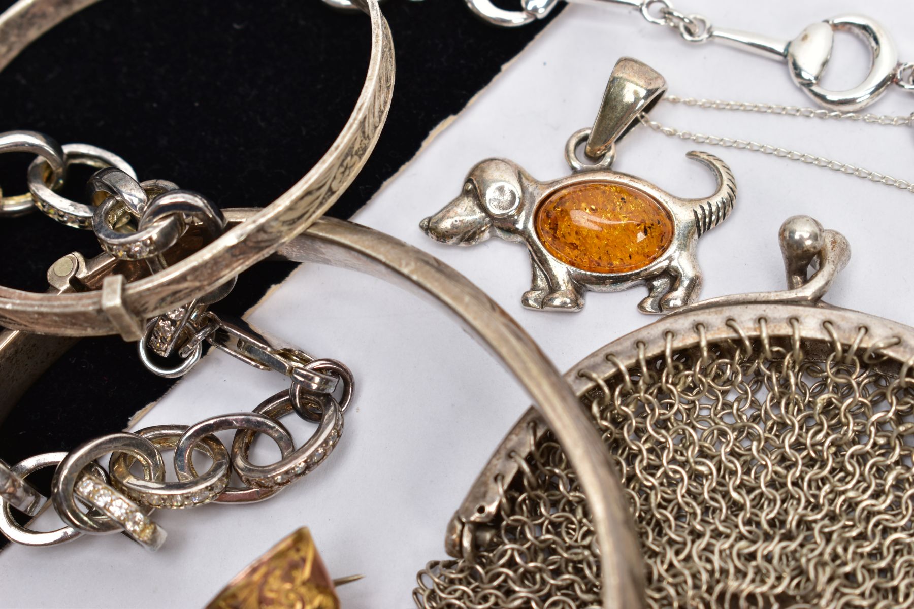 A SELECTION OF JEWELLERY, to include a horse bit bracelet, a child's bangle, a hinged bangle, a - Bild 4 aus 4