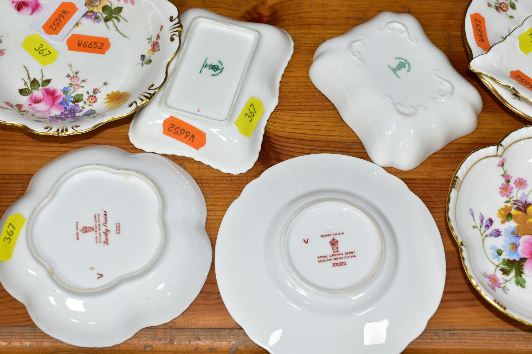 A QUANTITY OF ROYAL CROWN DERBY 'DERBY POSIES' ITEMS, comprising eight tea cups (two seconds) and - Image 8 of 8
