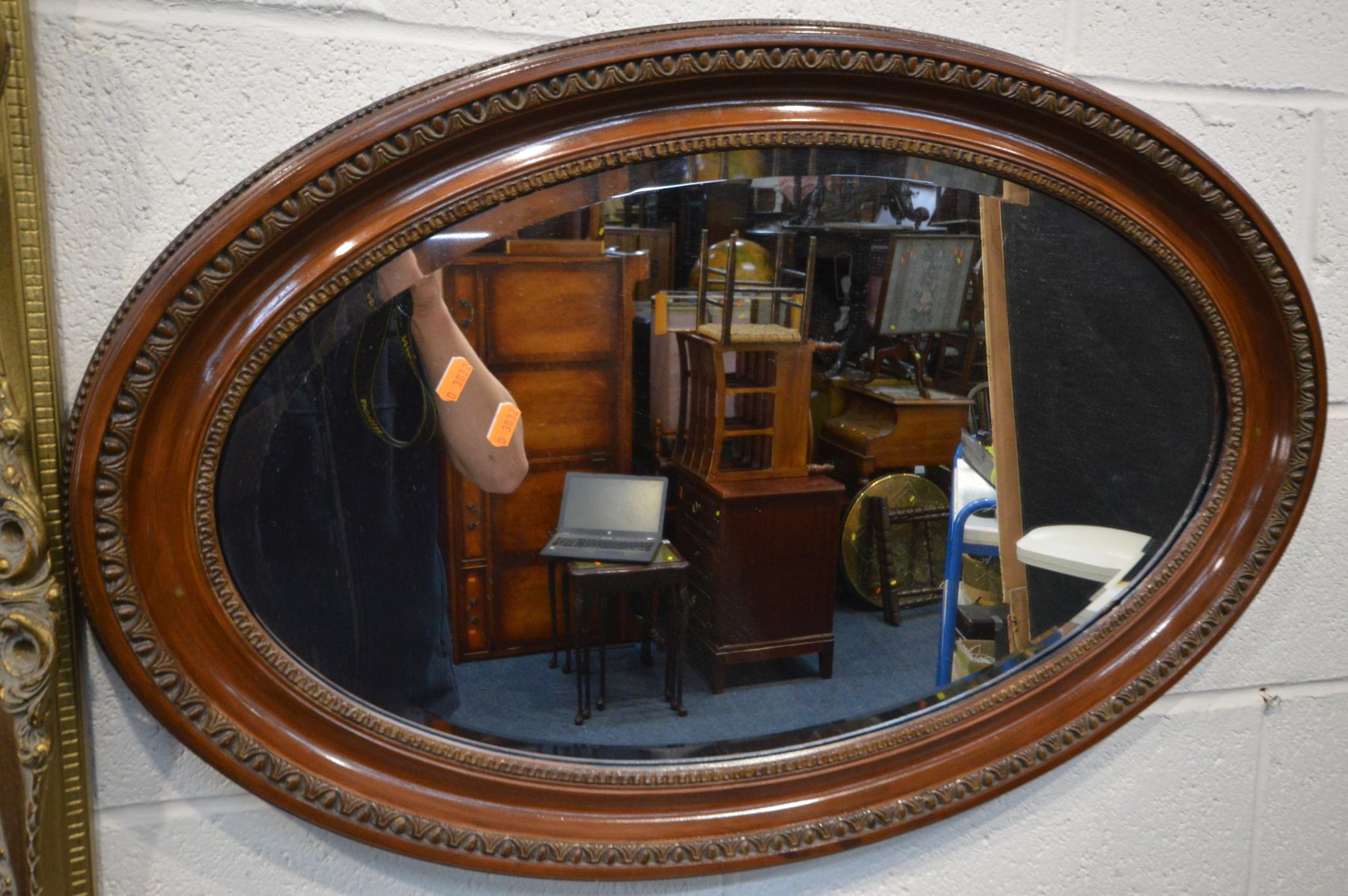 A GILTWOOD RECTANGULAR BEVELLED EDGE WALL MIRROR, 92cm x 67cm, together with an oval mahogany - Bild 3 aus 4
