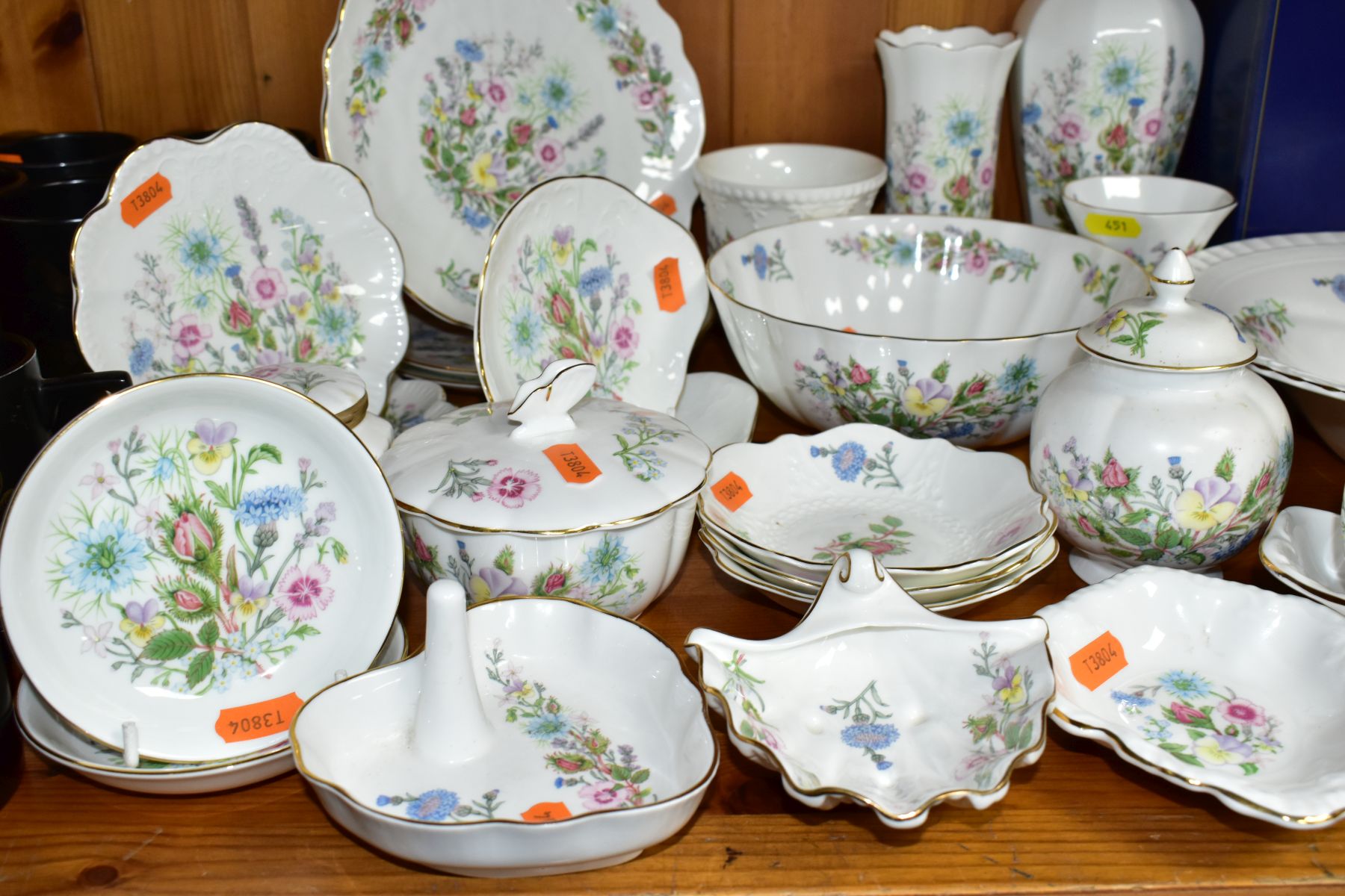 A COLLECTION OF AYNSLEY 'WILD TUDOR' PATTERN GIFTWARE, including bowls, pin dishesw, trinket - Image 4 of 8