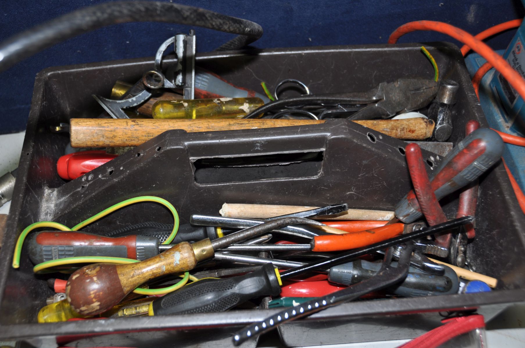 A TRAY CONTAINING HANDTOOLS AND A MINI COMPRESSOR (untested) including a multimeter, screwdrivers, - Image 5 of 6