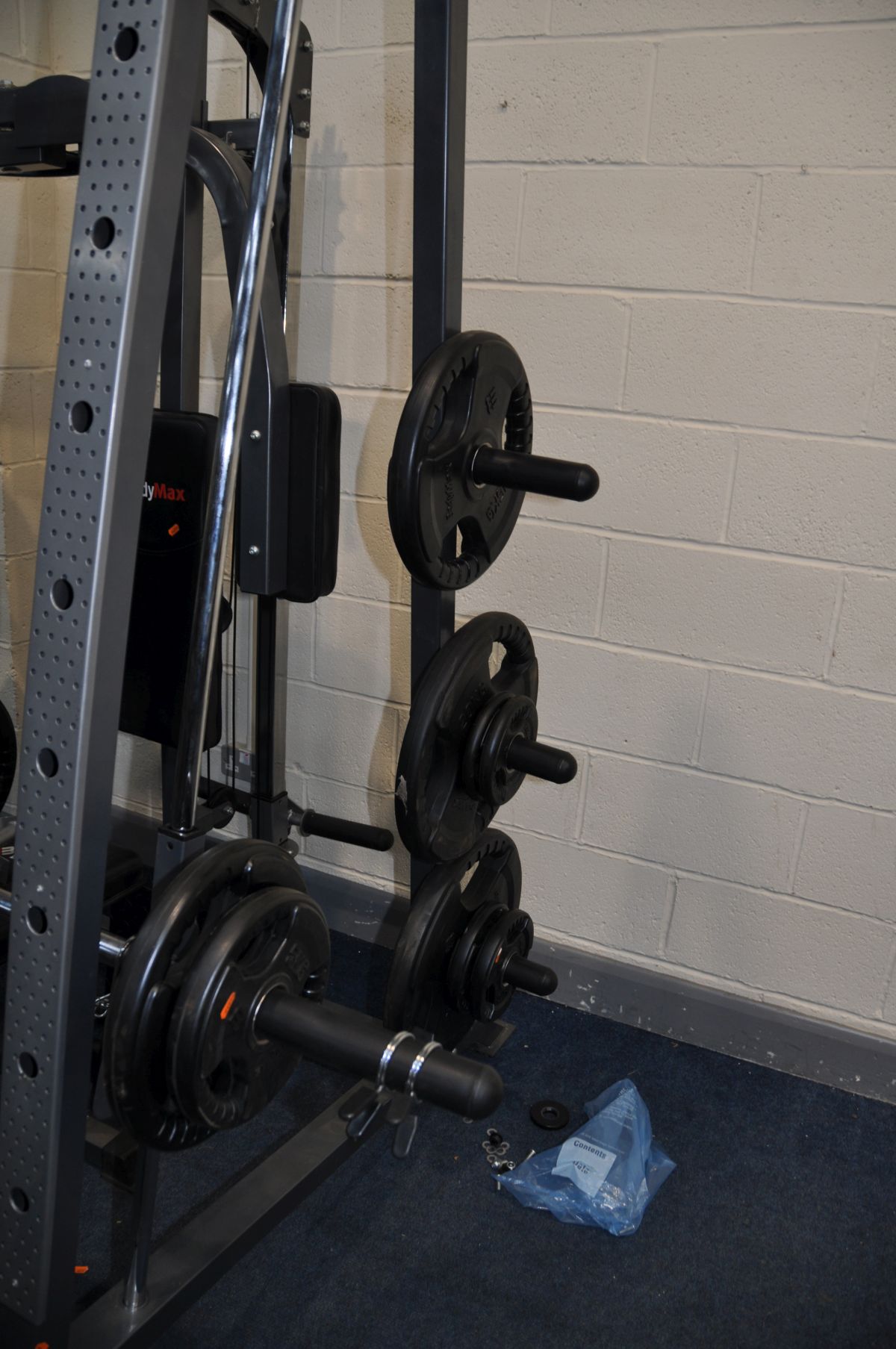 A BODYMAX CF380 SMITH MACHINE MULTI GYM with eighteen weight in pairs from 25kg to 2.5kgs and thirty - Image 4 of 7
