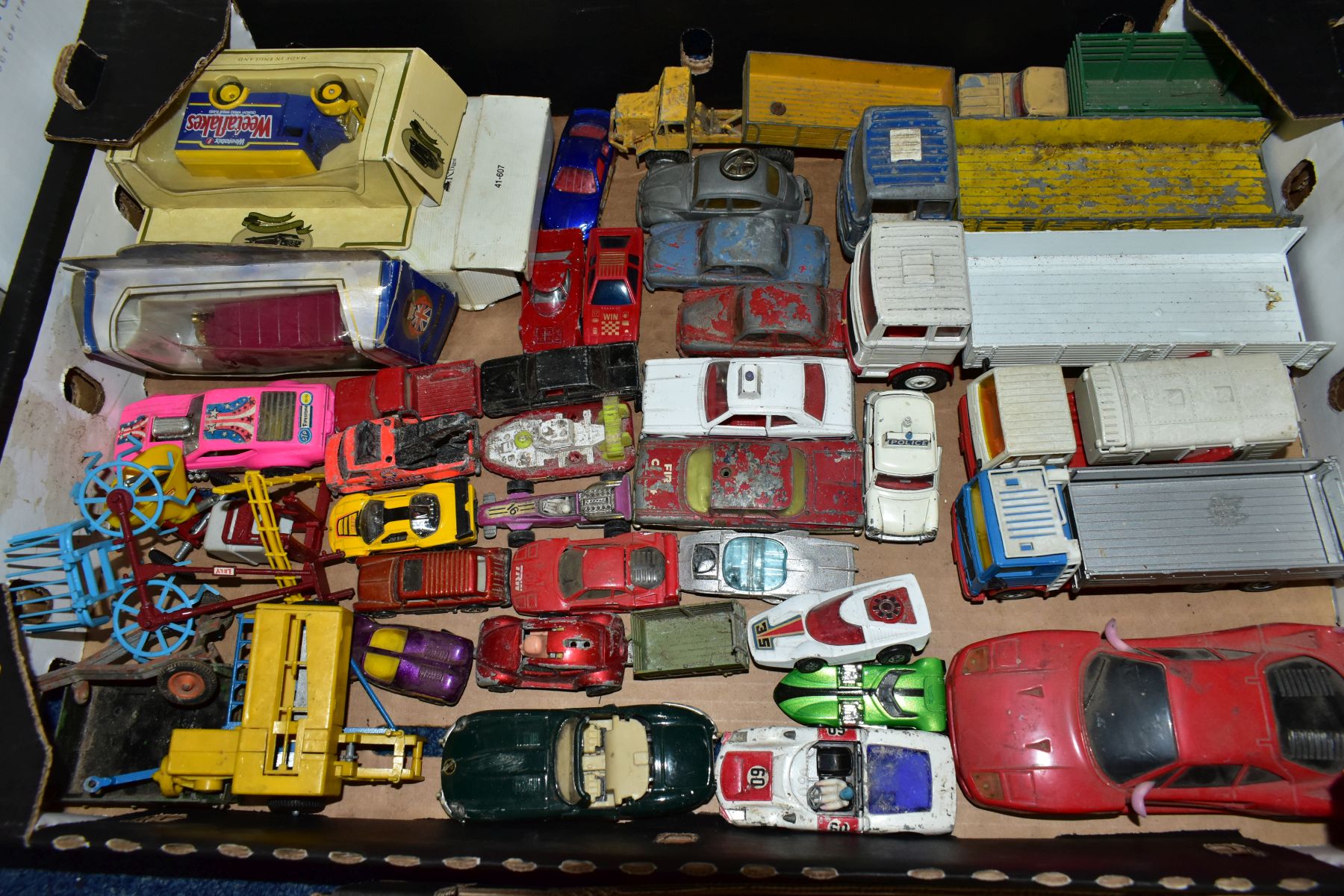 A QUANTITY OF UNBOXED AND ASSORTED PLAYWORN DIECAST VEHICLES, Dinky, Corgi, Matchbox, Britains - Image 3 of 5