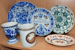 A LATE 18TH CENTURY CHINESE EXPORT PORCELAIN TANKARD AND FIVE PIECES OF 20TH CENTURY DELFT