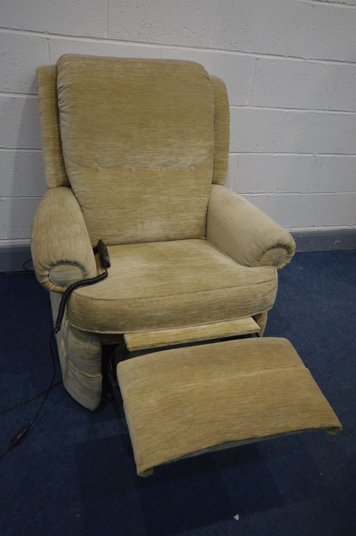 A G PLAN BEIGE UPHOLSTERED ELECTRIC RISE AND RECLINE ARMCHAIR (PAT pass and working) - Image 3 of 5