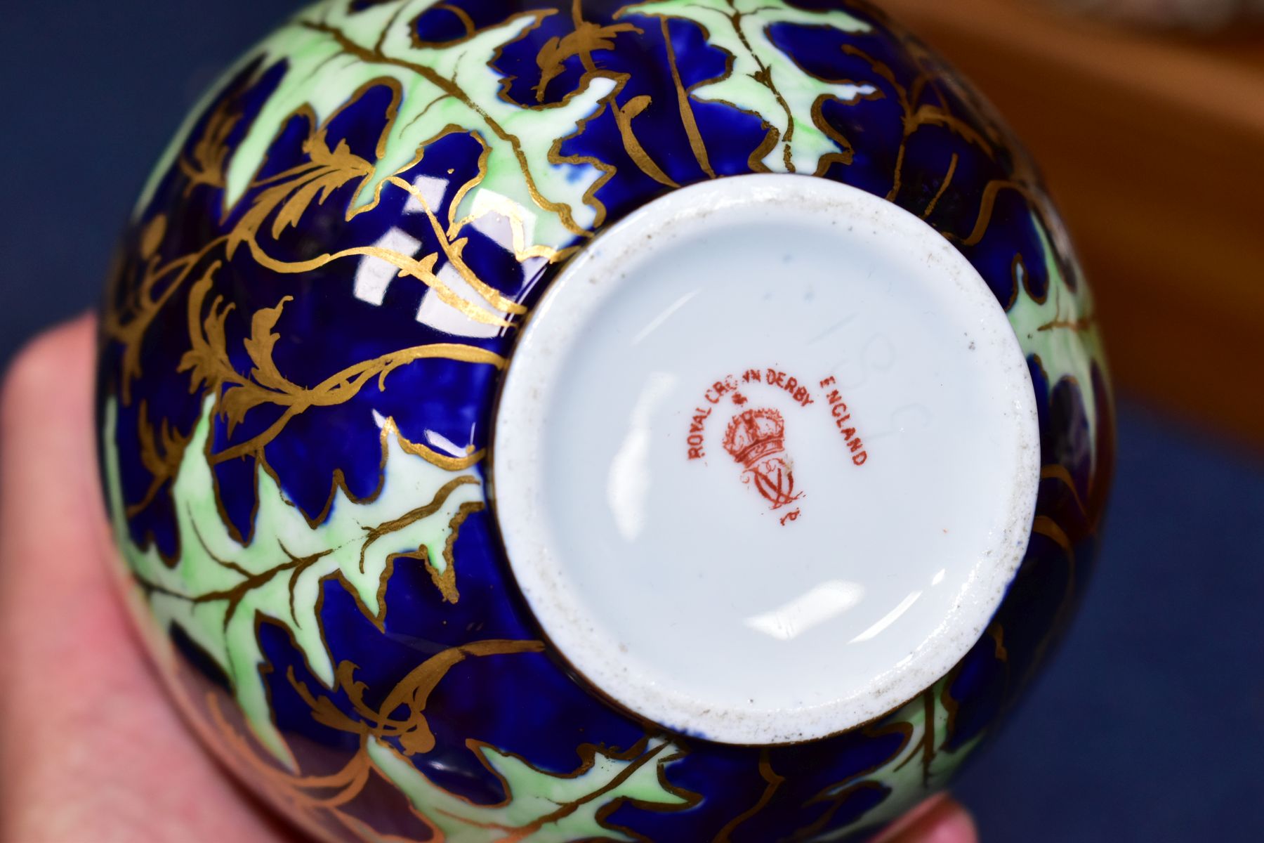 A COLLECTION OF SIX PIECES OF DERBY AND ROYAL CROWN DERBY IMARI PORCELAIN, comprising a vase with - Image 7 of 8