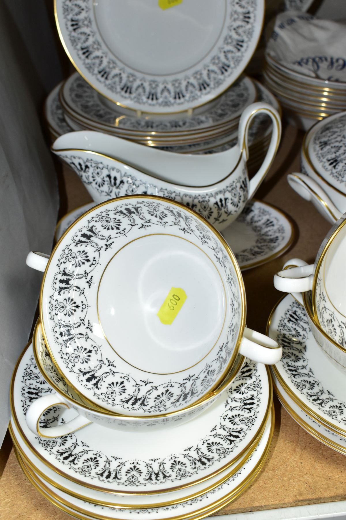 A ROYAL CHELSEA 'SHERINGHAM' PATTERN DINER SERVICE, comprising a twin handled tureen and cover, - Image 3 of 7