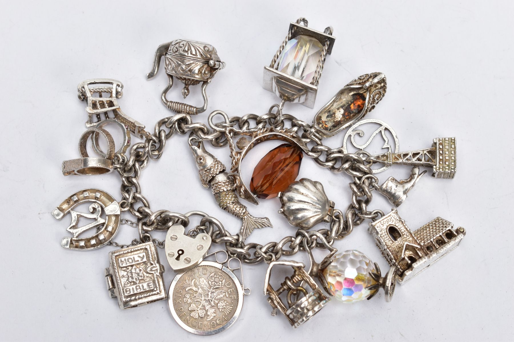 A CHARM BRACELET, the curb link bracelet suspending seventeen charms, to include a hinged shell - Bild 2 aus 2