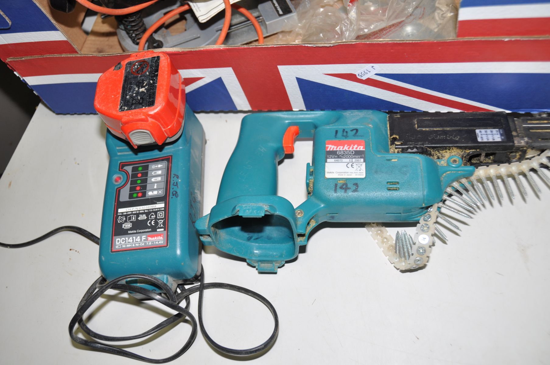 A MAKITA 6835D 12v AUTOMATIC SCREWDRIVER with one battery and charger, a Workzone 20v cordless - Image 2 of 4