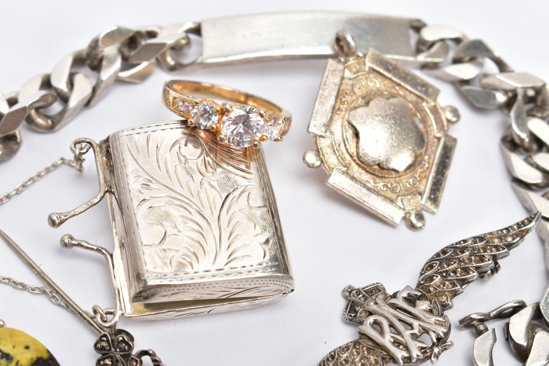 SEVEN ITEMS OF SILVER AND WHITE METAL JEWELLERY, to include a miniature hinged purse, an RAF brooch, - Bild 3 aus 3