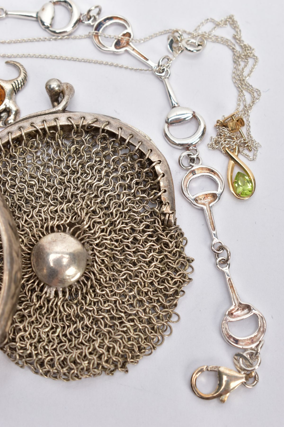 A SELECTION OF JEWELLERY, to include a horse bit bracelet, a child's bangle, a hinged bangle, a - Bild 2 aus 4