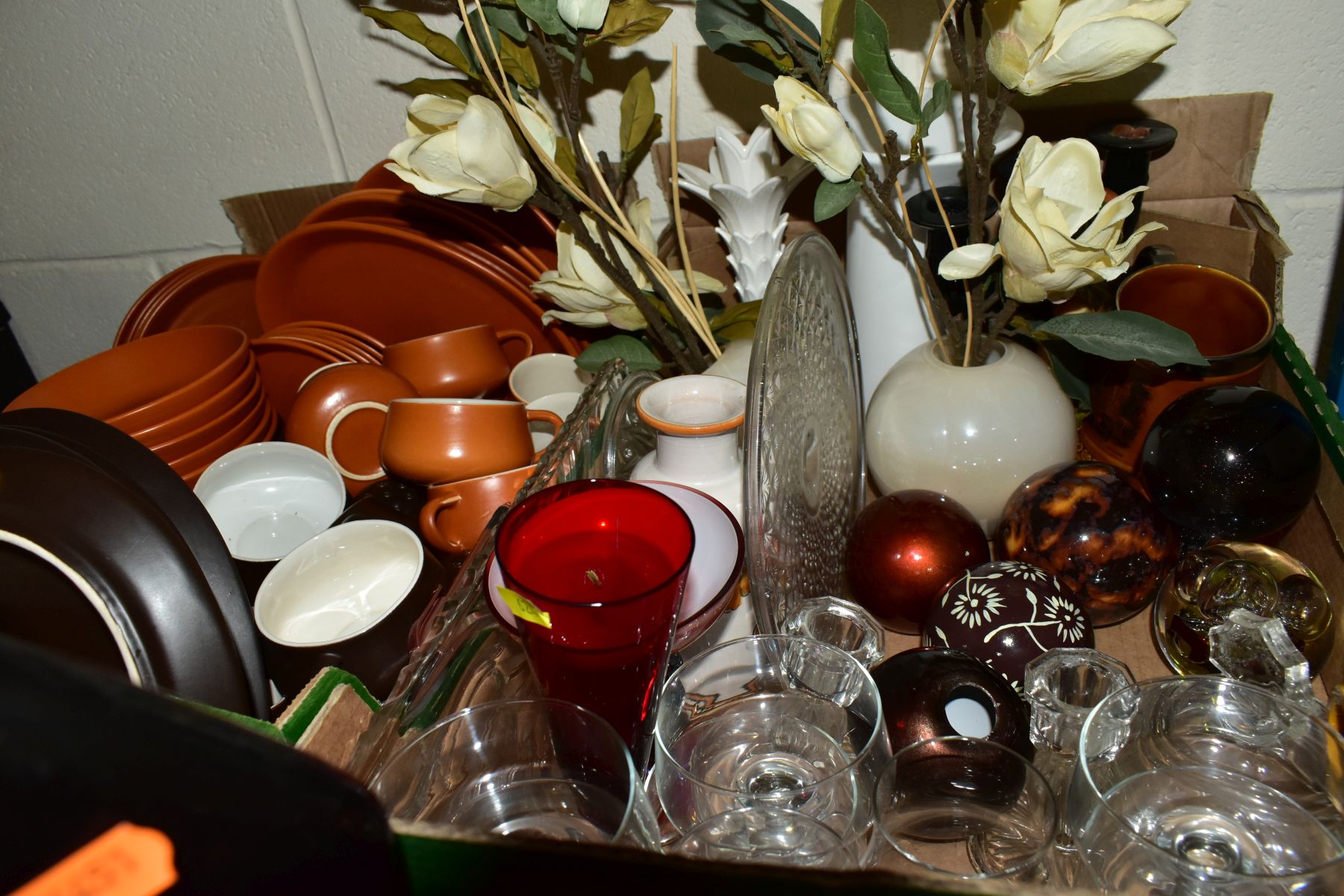 THREE BOXES AND LOOSE CERAMICS AND GLASSWARE, including a Susie Cooper bone china fifteen piece - Image 12 of 12