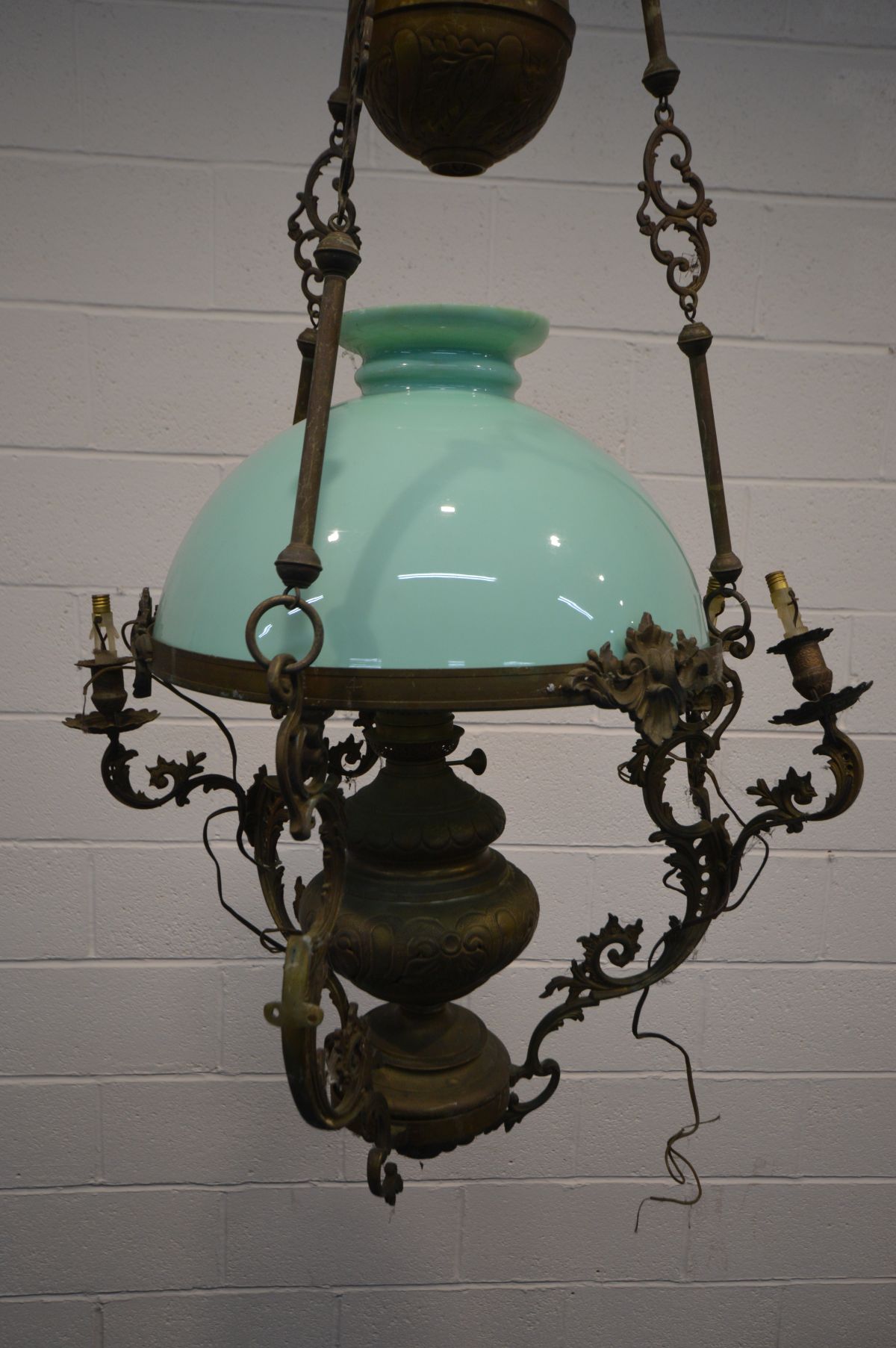 A VICTORIAN FRENCH BRASS OIL CHANDELIER, with rise and fall movement, later wiring and pale green - Bild 2 aus 3