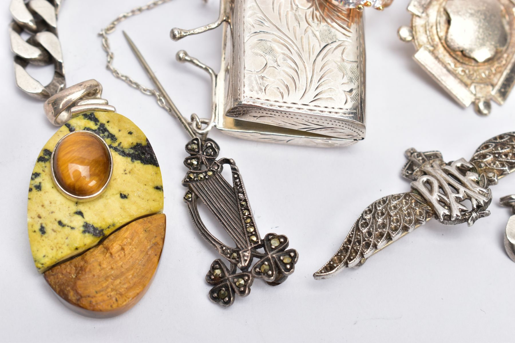 SEVEN ITEMS OF SILVER AND WHITE METAL JEWELLERY, to include a miniature hinged purse, an RAF brooch, - Bild 2 aus 3