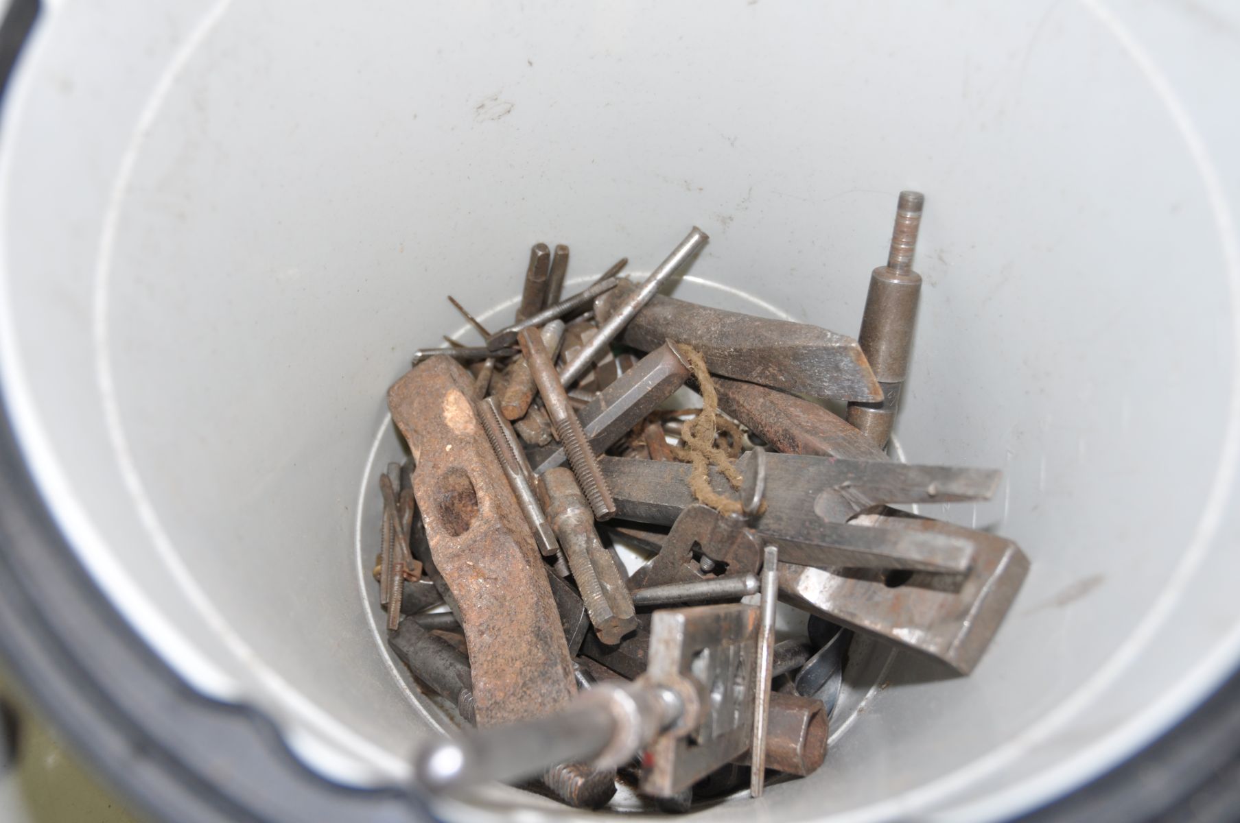 A RECORD 0310 BLOCK PLANE in box, a box and a tub of tools, a Black and Decker drill (untested due - Image 3 of 5