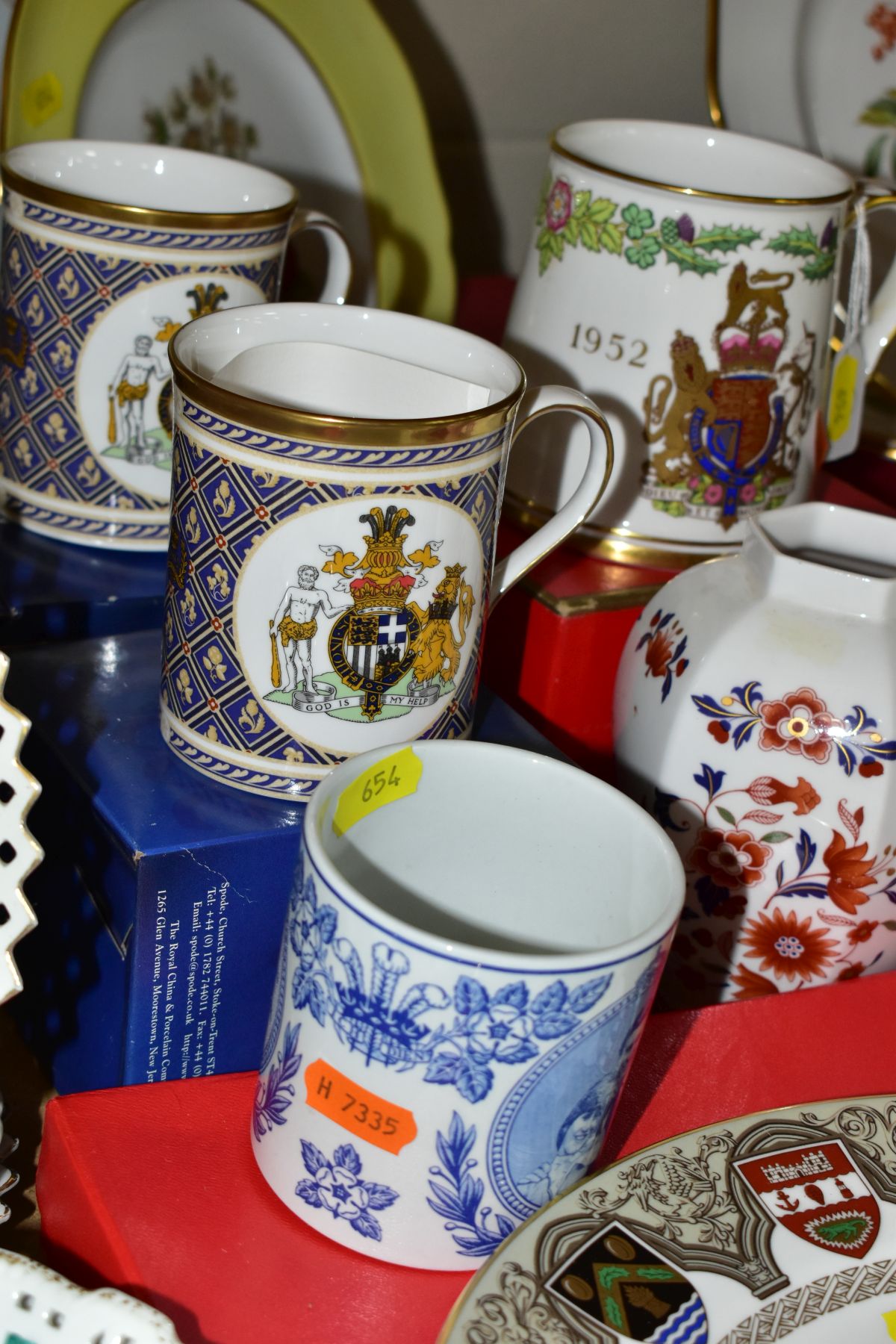 A QUANTITY OF SPODE AND COPELAND PLATES, MUGS, VASES, etc, including commemorative and Royal - Image 6 of 6